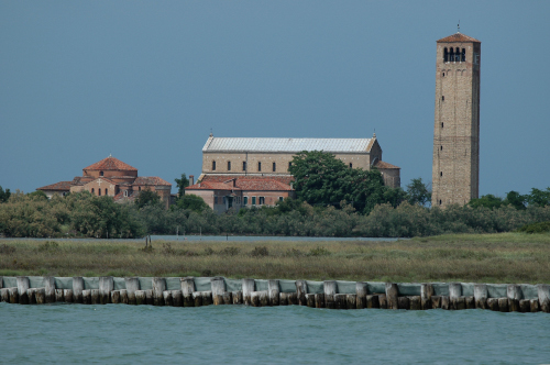 Veduta del complesso monumentale della basilica di Santa Maria Assunta e di Santa Fosca in Torcello ripresa dalla laguna. Foto di Mario Fletzer
